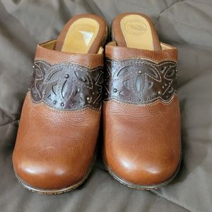 Nurture 8M Brown Clogs